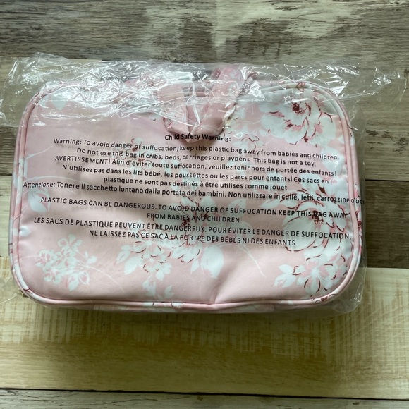 Travel Bag NWOT - Picture 2 of 3